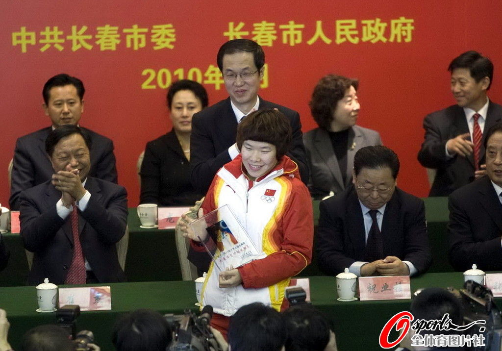 中国式冠军表彰:领导接见嘉奖 获奖金超百万