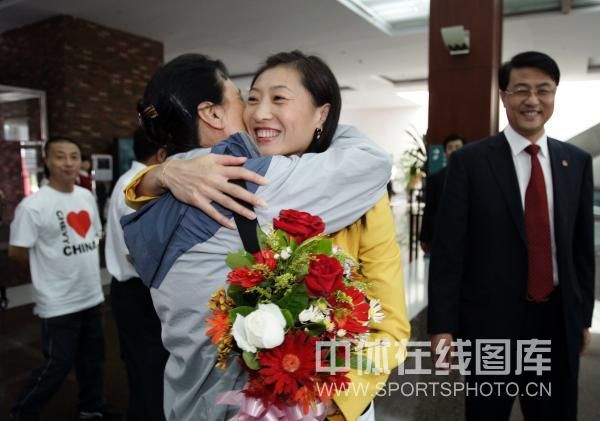 中国式冠军表彰:领导接见嘉奖 获奖金超百万