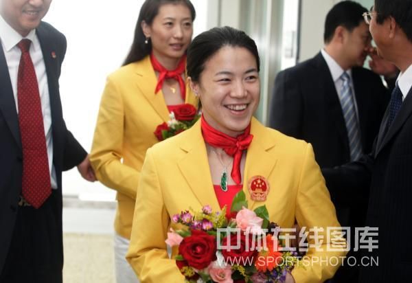 中国式冠军表彰:领导接见嘉奖 获奖金超百万