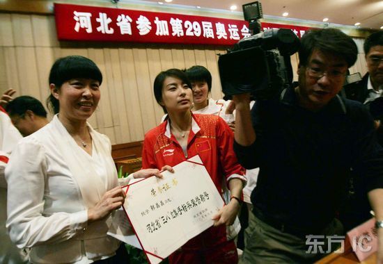 中国式冠军表彰:领导接见嘉奖 获奖金超百万