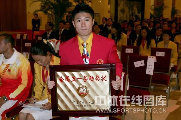 中国式冠军表彰:领导接见嘉奖 获奖金超百万