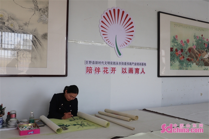 山东巨野：小小画笔绘出乡村“文明花”“经济花”“振兴花”“亲情花”