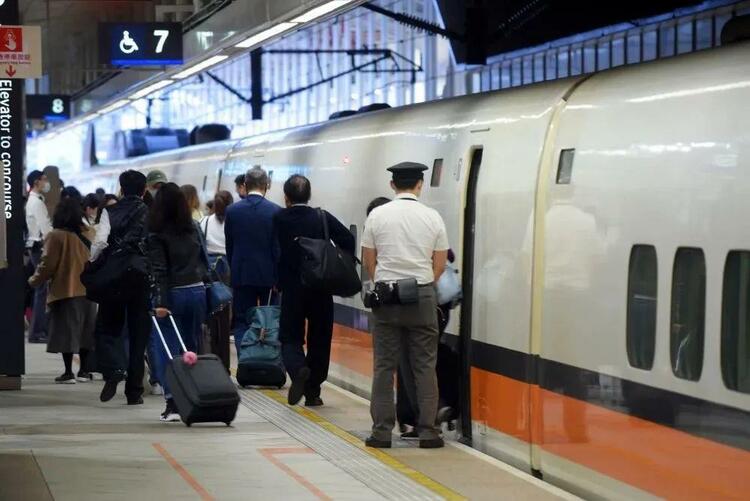 日月谭天丨台湾高铁下一站：荒唐继续还是直通大陆？