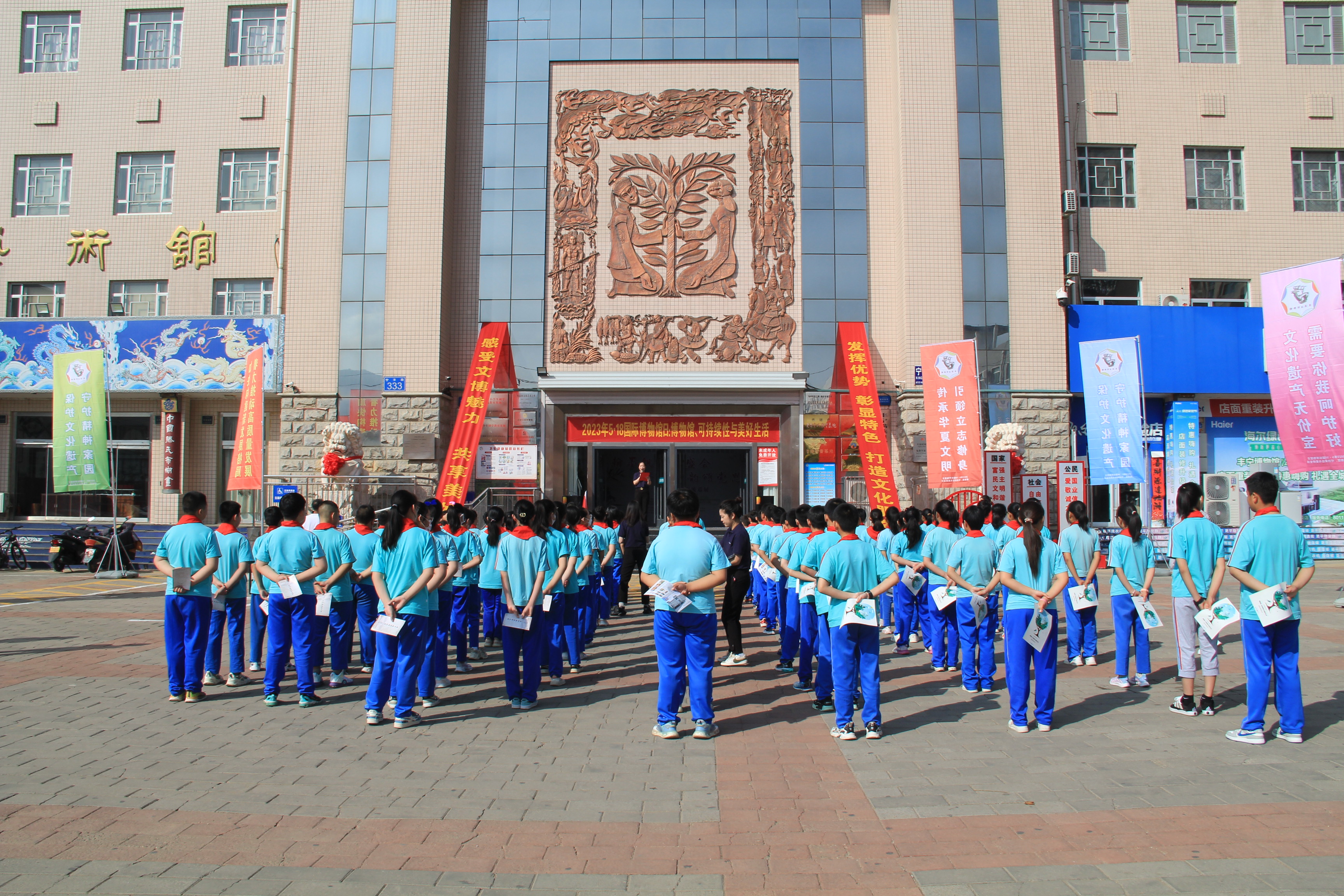 图片默认标题_fororder_图1 活动现场参观的学生们列队整齐 