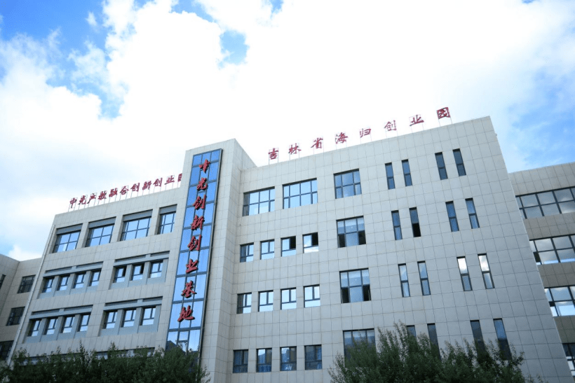 长春电子科技学院问鼎2023中国电子通讯类民办大学排名首位
