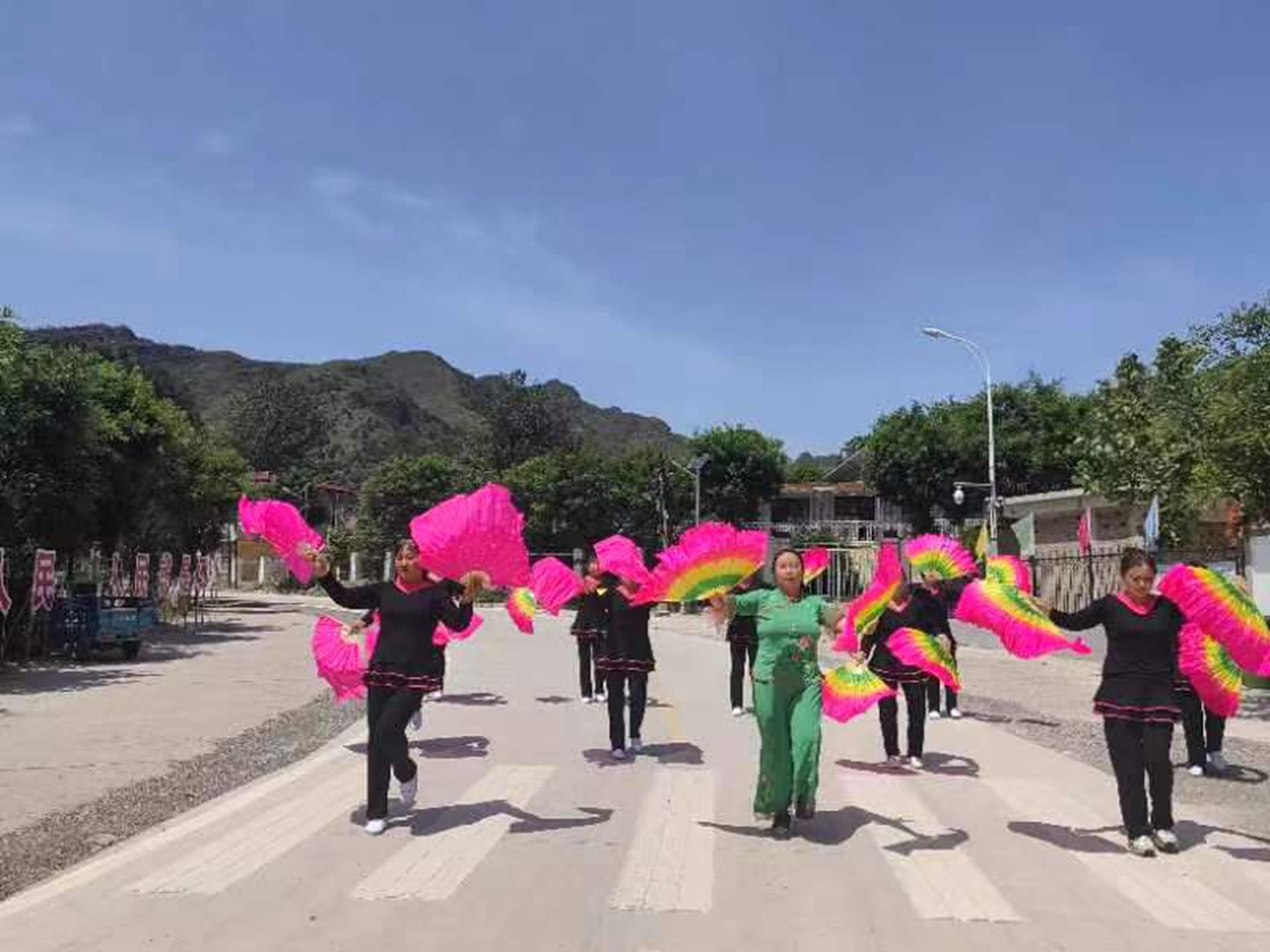 图片默认标题_fororder_满城区刘家台乡龙居村民在翻修后的道路上跳广场舞 摄影 陈璐
