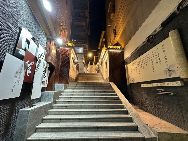 （张）眉山仁寿：老城区旧貌换新颜 要“面子”更要“里子”_fororder_夜晚的百步梯 供图 仁寿县委宣传部