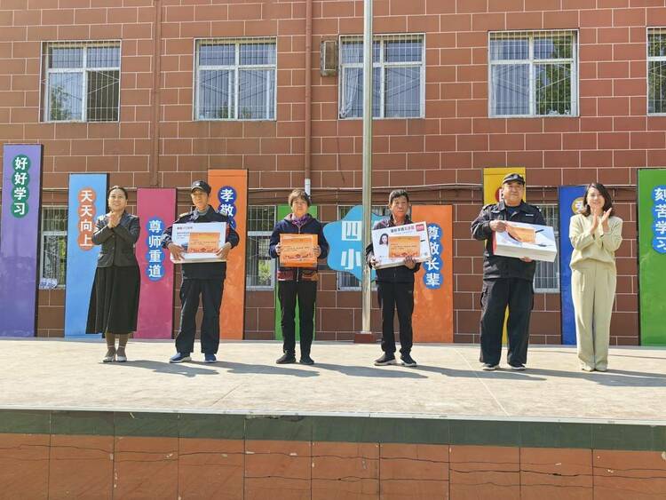致敬劳动光荣 礼赞奋斗之美 ——四维小学开展“五一”国际劳动节主题教育活动