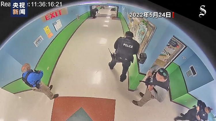 美国罗布小学枪击案一周年 遇害者家属：人生轨迹从此改变