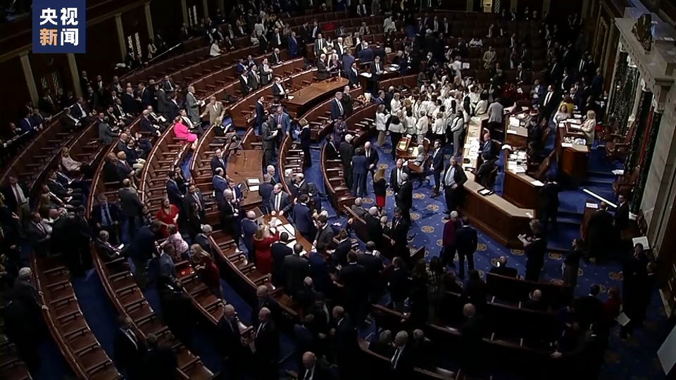 美国债务上限逼近“悬崖” 两党谈判成赌博闹剧