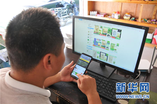 （社会）手机成为“新农具”庄户人变“新店家”——农村电商助力农民丰收