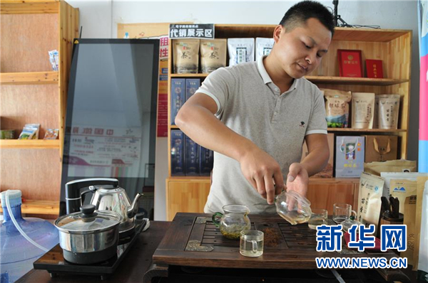 （社会）手机成为“新农具”庄户人变“新店家”——农村电商助力农民丰收
