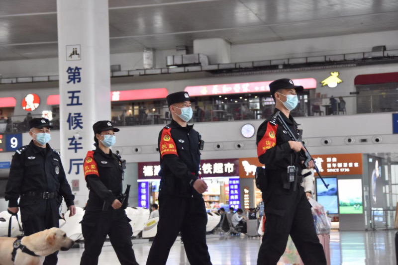 福州火车站迎五一出行小高峰 民警守护旅客平安出行_fororder_IMG_2176.JPG