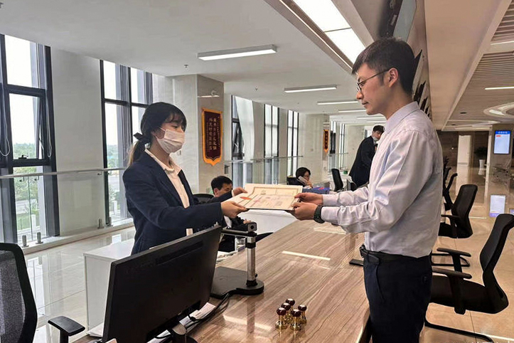 咸阳高新区-沣西新城首张跨区通办营业执照发出_fororder_W020230428613864672047