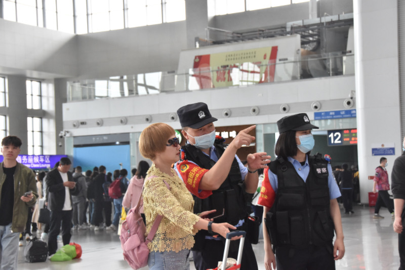 福州火车站迎五一出行小高峰 民警守护旅客平安出行_fororder_IMG_2177.JPG