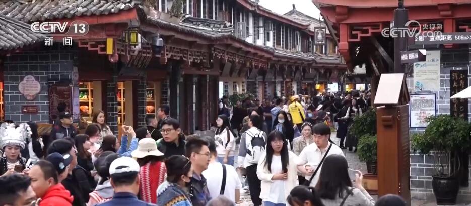 丽江古城人流如织 感受独特纳西文化魅力
