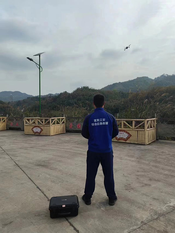 （张）宜宾江安：多措并举保护森林安全_fororder_图为：应急队员易守华操作无人机进行森林防灭火巡查