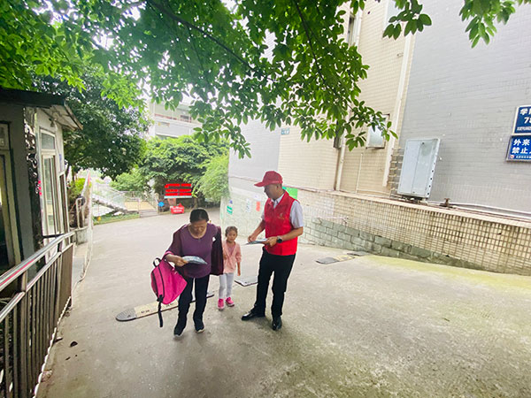 （张）泸州江阳：环境保护 从意识抓起_fororder_志愿者向居民宣传垃圾分类知识