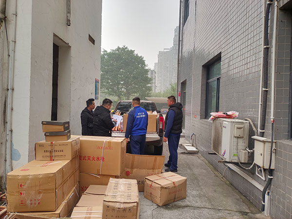 （张）宜宾江安：多措并举保护森林安全_fororder_县森防指办向各镇发放森林防灭火物资装备现场-