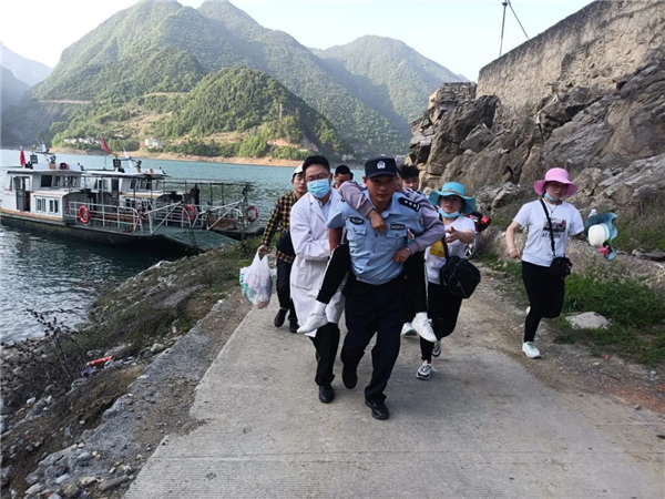 游客在清江画廊突发疾病休克 执勤民警和值班医生与生命竞速成功救治_fororder_640