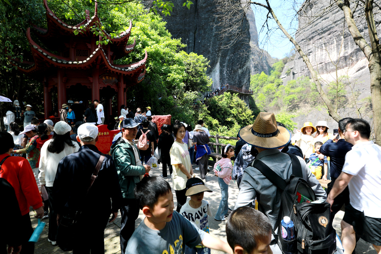 旅游热度飙升 湖南崀山“五一”假期累计接待游客16.2万人次_fororder_微信图片_20230504110708