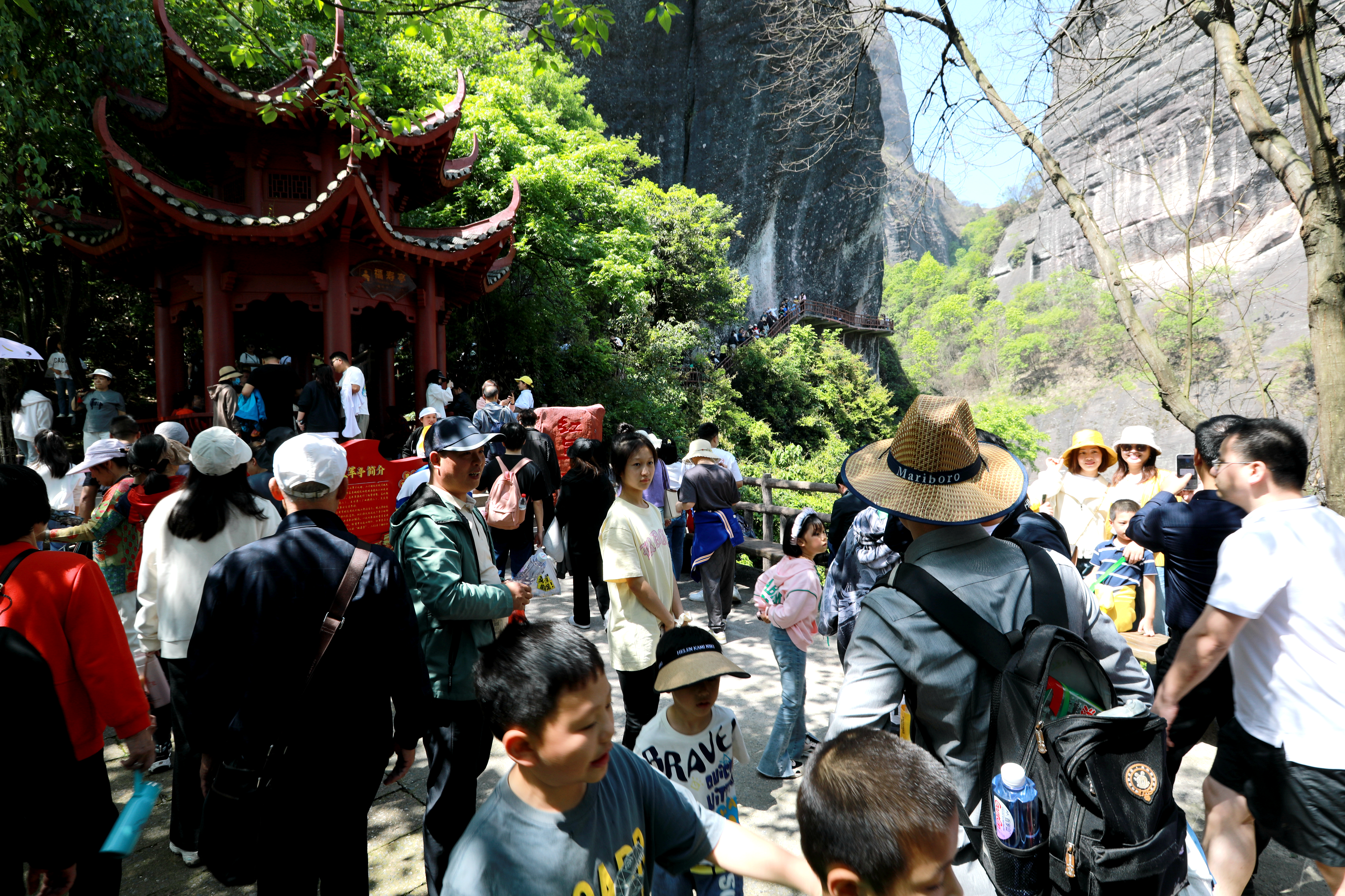 旅游热度飙升 湖南崀山“五一”假期累计接待游客16.2万人次_fororder_微信图片_20230504110708
