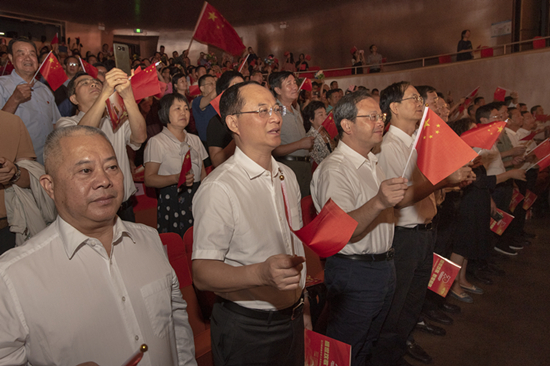 图片默认标题_fororder_晚会高潮齐唱《我和我的祖国》。江门日报记者 周华东摄