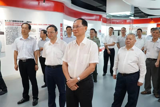 图片默认标题_fororder_党员干部在参观。周华东摄