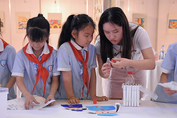 （张）德阳中江：“童心向党 童画六一”少儿美术作品展开幕_fororder_教师悉心指导