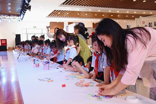 （张）德阳中江：“童心向党 童画六一”少儿美术作品展开幕_fororder_十米长卷现场绘画