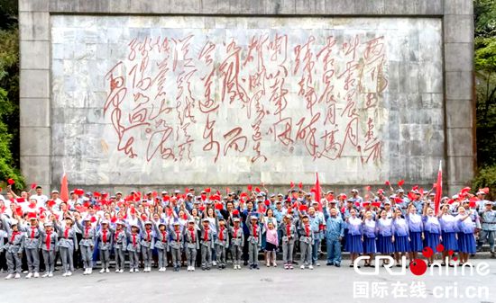贵州遵义汇川：娄山关上演《我和我的祖国》快闪活动迎国庆