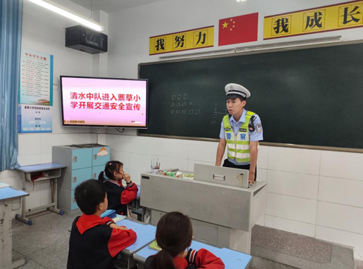 【原创】重庆多地警方开展交通安全进校园活动_fororder_微信图片_20230531140259