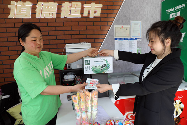 （张）眉山丹棱：延伸“道德超市”服务内涵 “小积分”彰显大能量_fororder_张元柳用参加新桥社区公益活动获得的积分兑换物品-供图-丹棱县委宣传部