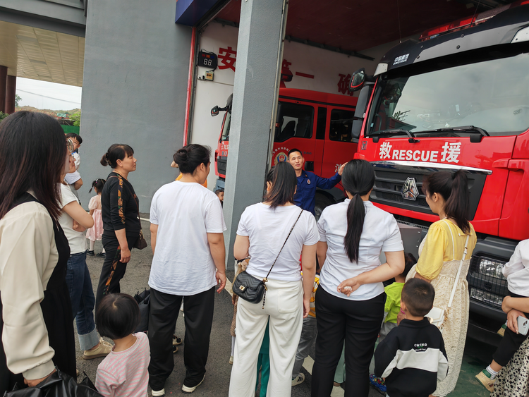 赣州宁都消防：亲子团走进消防站 参观学习消防安全知识_fororder_4-1