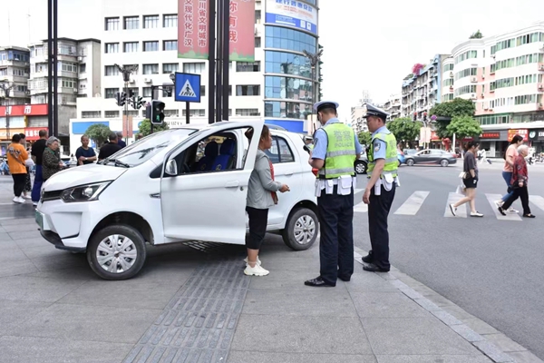 （转载）【文明出行】广汉交警向不文明交通陋习“亮剑”_fororder_1683600876300