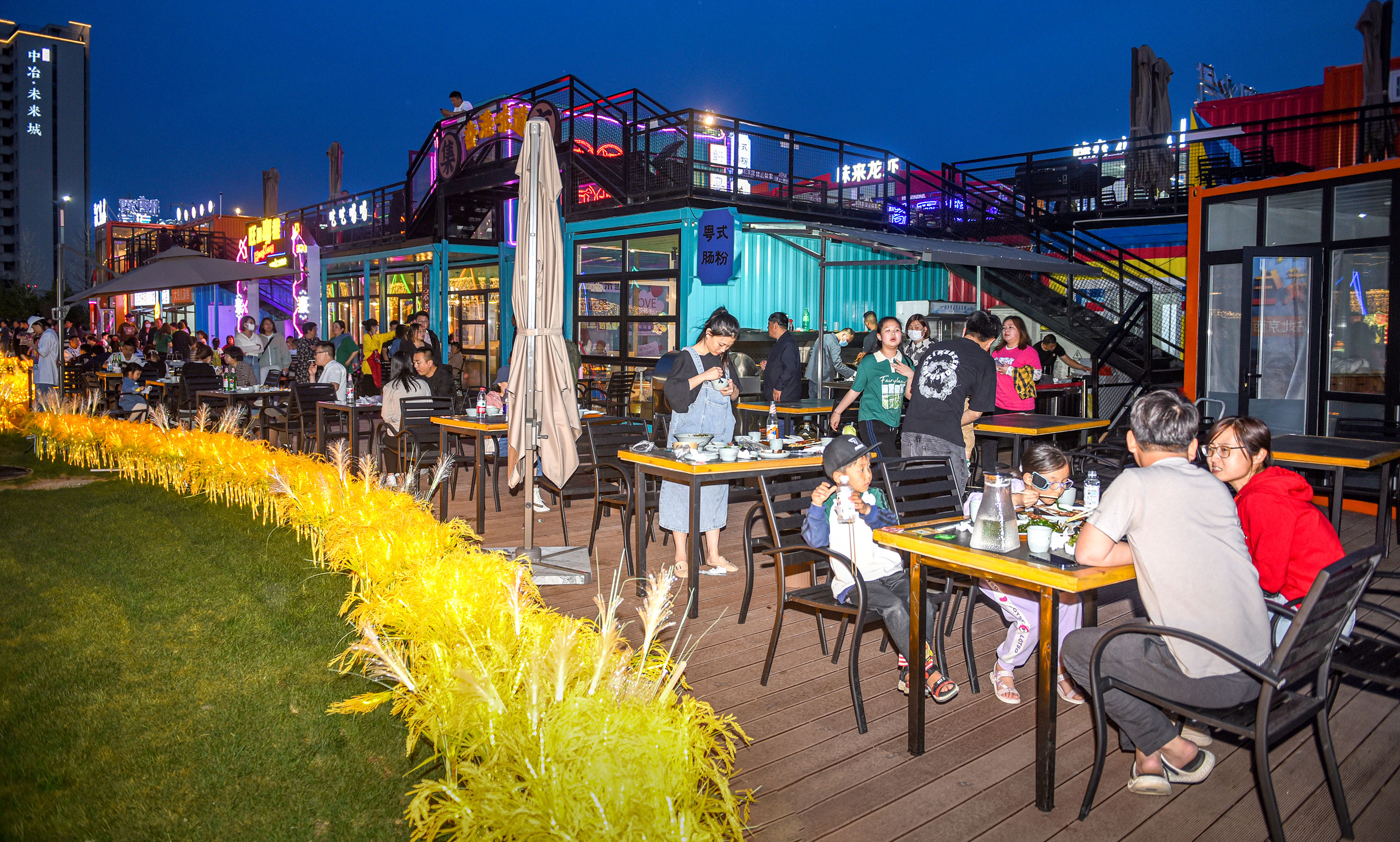 图片默认标题_fororder_5月7日，夜幕降临，游客陆续来到涿州夜市，一家人或约上三五好友，一边吃烧烤，一边畅谈，放松一下紧张的工作状态。 刘永兴 摄