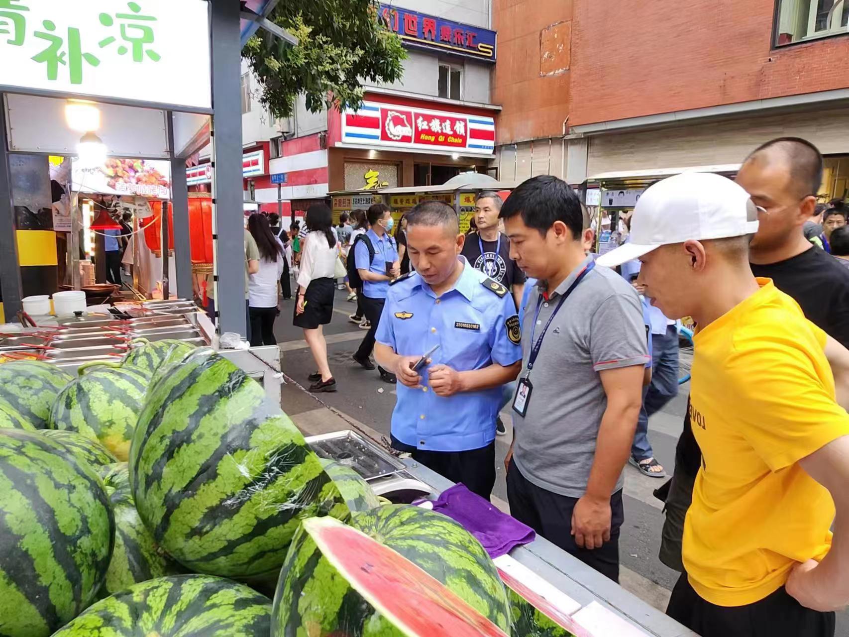 金牛区拉开“铁拳”行动夏季专项行动序幕_fororder_检查摊位 供图 金牛区市场监管局_1_