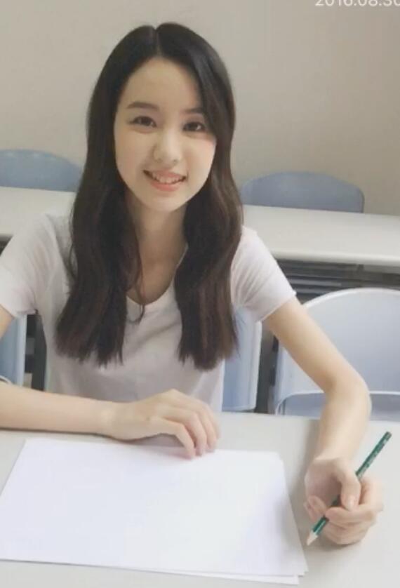 陈都灵直播神似杨紫 网友:化妆了不清纯