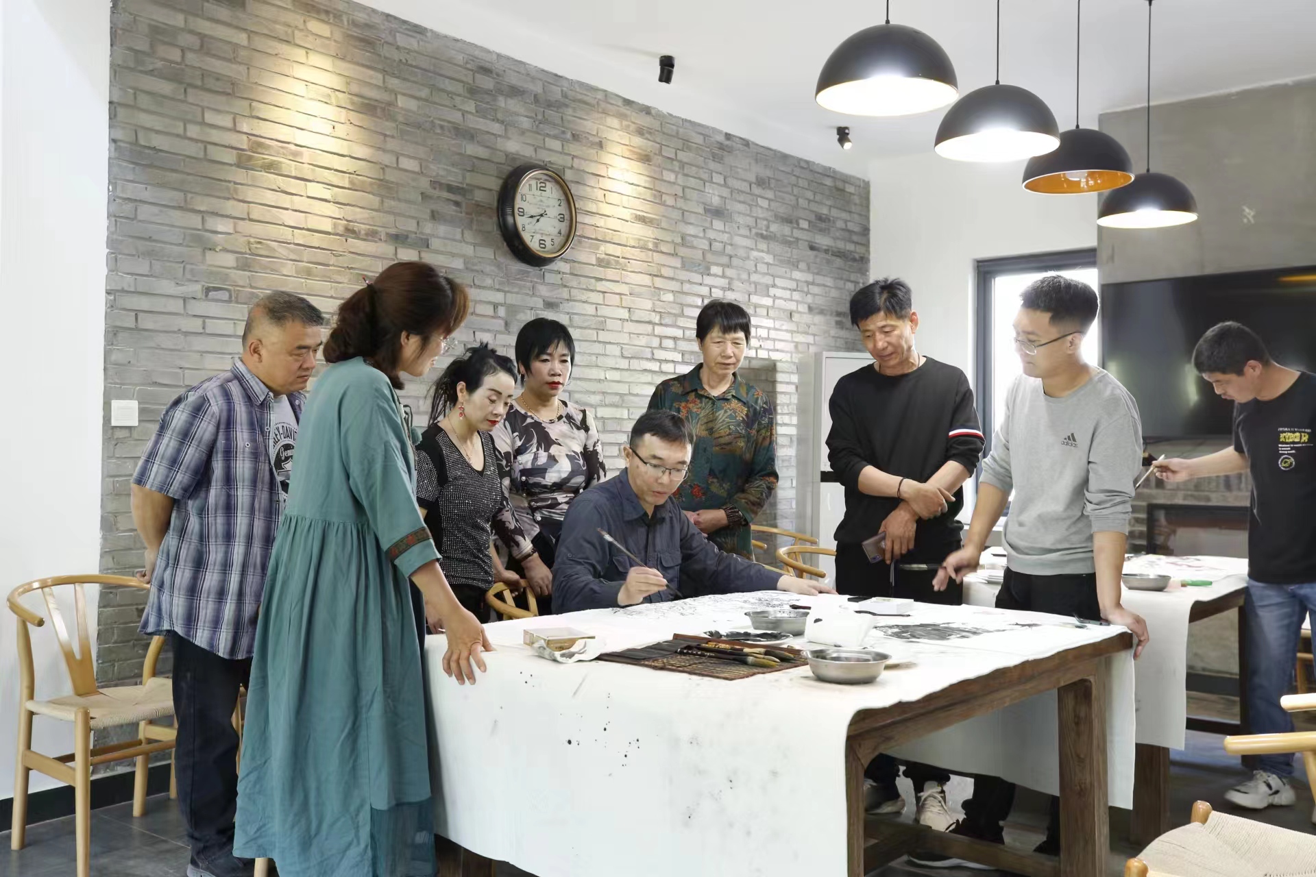 （原创）保定市满城区：举行文化惠民书画笔会 笔墨含情润山乡_fororder_美术爱好者现场作画 摄影 张丽双