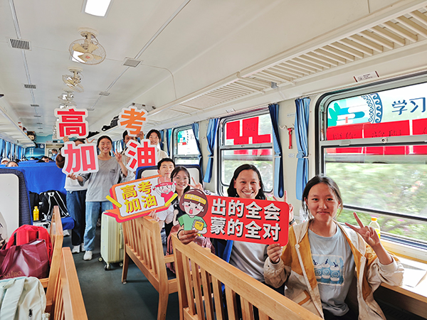 “慢火车”上的“高考车厢”助凉山学子金榜题名_fororder_微信图片_20230607162641