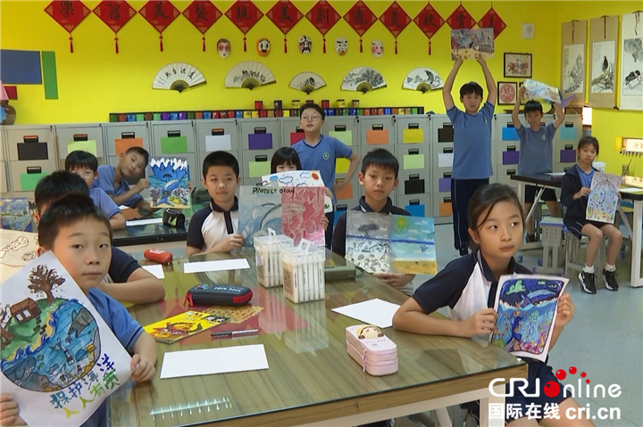 “世界海洋日”中企携手迪拜中国学校举办海洋文化活动_fororder_迪拜中国学校学生展示海洋保护主题书画作品