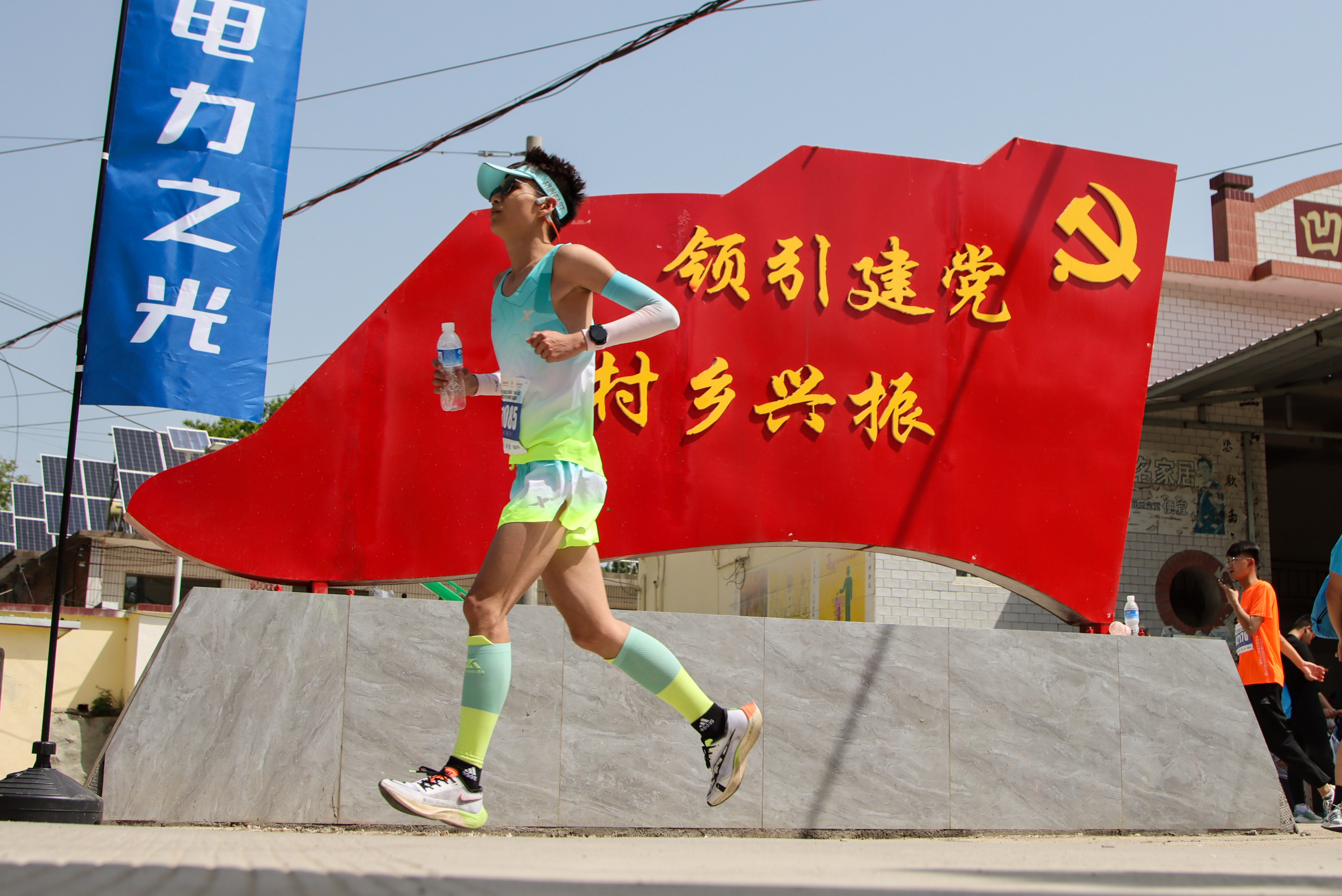 图片默认标题_fororder_4.阜平县半程马拉松选手提速前行。  李玉亮 20230514 (17)