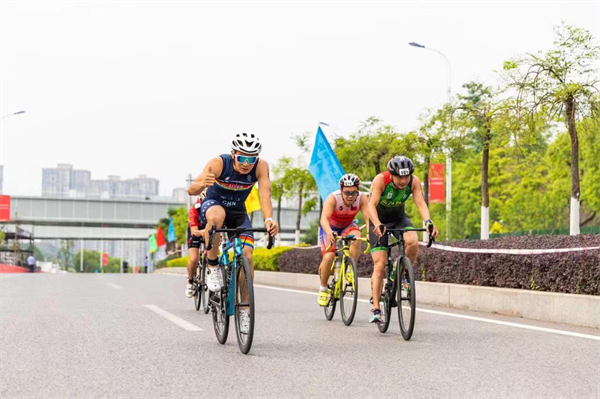 重庆垫江举办首届铁人三项公开赛 500余名“铁人”竞逐三合湖_fororder_图片2