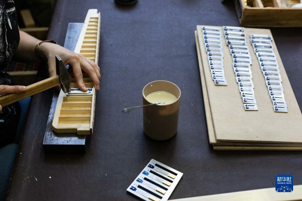 俄罗斯:制作巴扬手风琴-国际在线