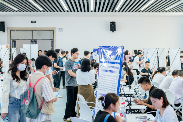 提供近千个岗位 湖南湘江新区产业链优质企业组团走进中南大学开展招聘活动_fororder_招聘会