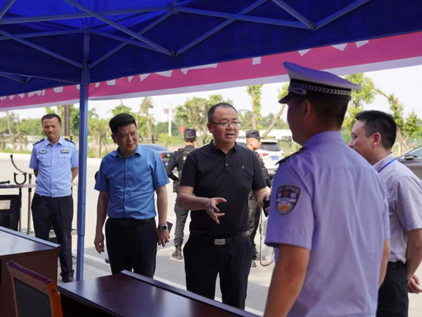 德阳广汉：护航高考 莘莘学子对民警真情告白_fororder_微信图片_20230609104355