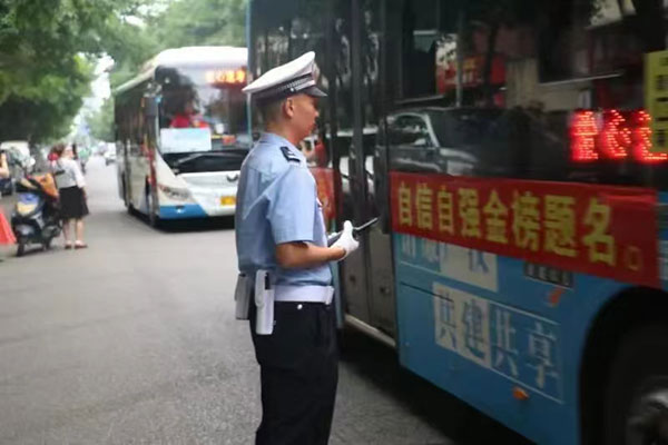 德阳广汉：护航高考 莘莘学子对民警真情告白_fororder_微信图片_20230609104348
