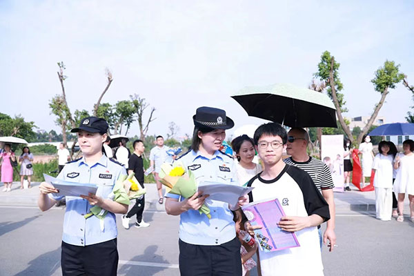 德阳广汉：护航高考 莘莘学子对民警真情告白_fororder_学生向执勤民警鲜花