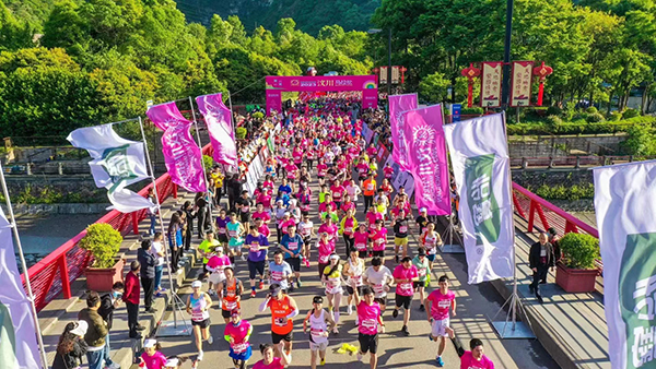 2023汶川马拉松开跑 近万名跑者用脚步丈量汶川变迁_fororder_微信图片_20230515160038