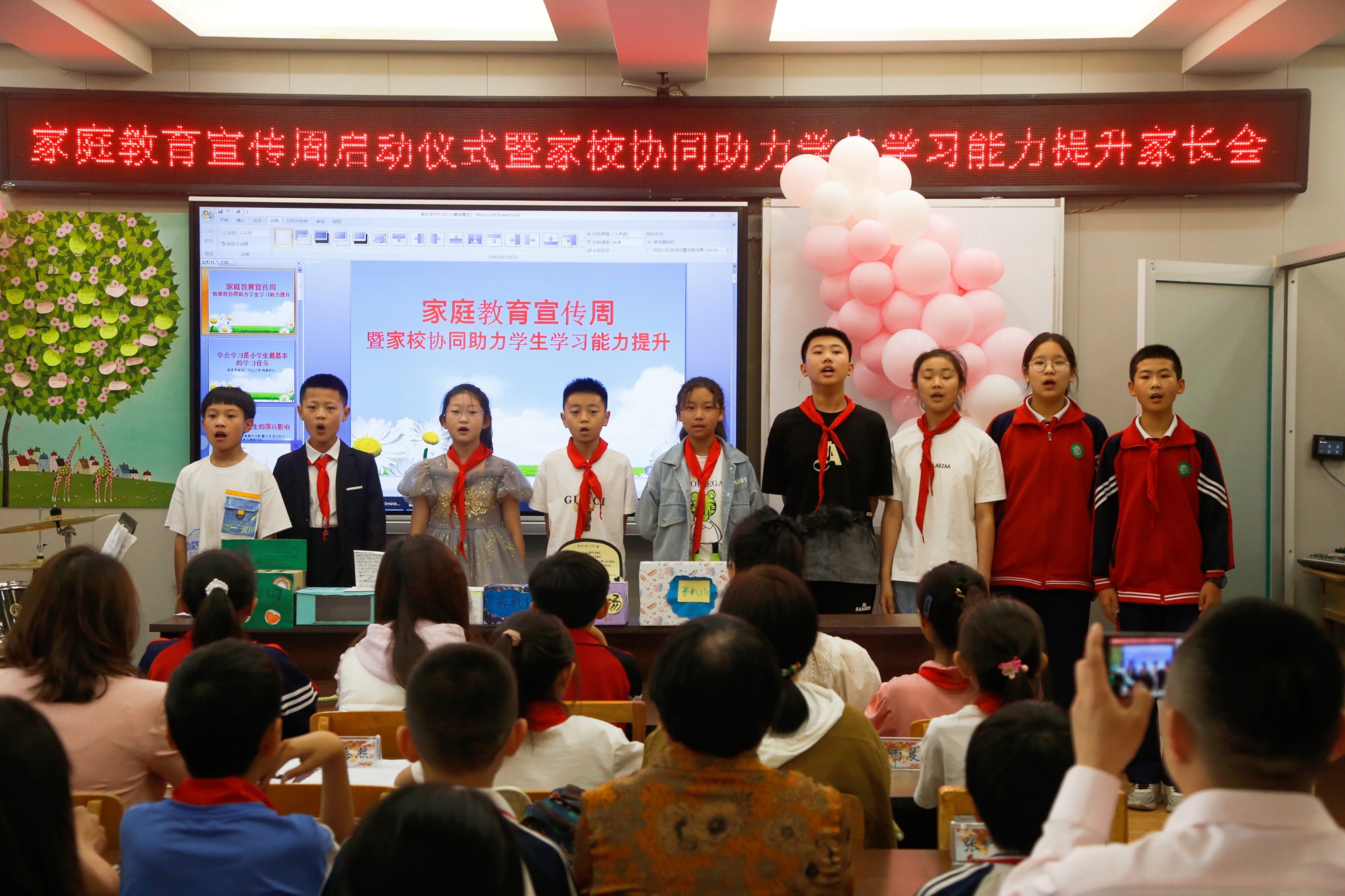 图片默认标题_fororder_学生们合唱表演 摄影 田素然